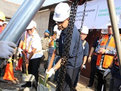 Letakkan Pipa Air Pertama, Anies Yakin Warga Kamal Muara Bisa Hemat 95%