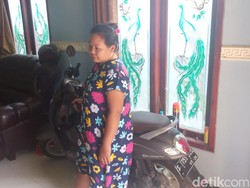 Sosok Emak-emak Lamongan yang Viral Tutup Nopol Motor Pakai CD