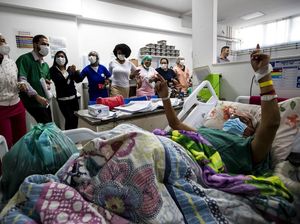 Atraksi Kelompok Badut di Brasil Hibur Pasien dengan Gelak Tawa