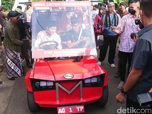 Sandiaga Jajal Mobil Listrik Buatan Siswa SMK saat Kunjungan ke Trenggalek