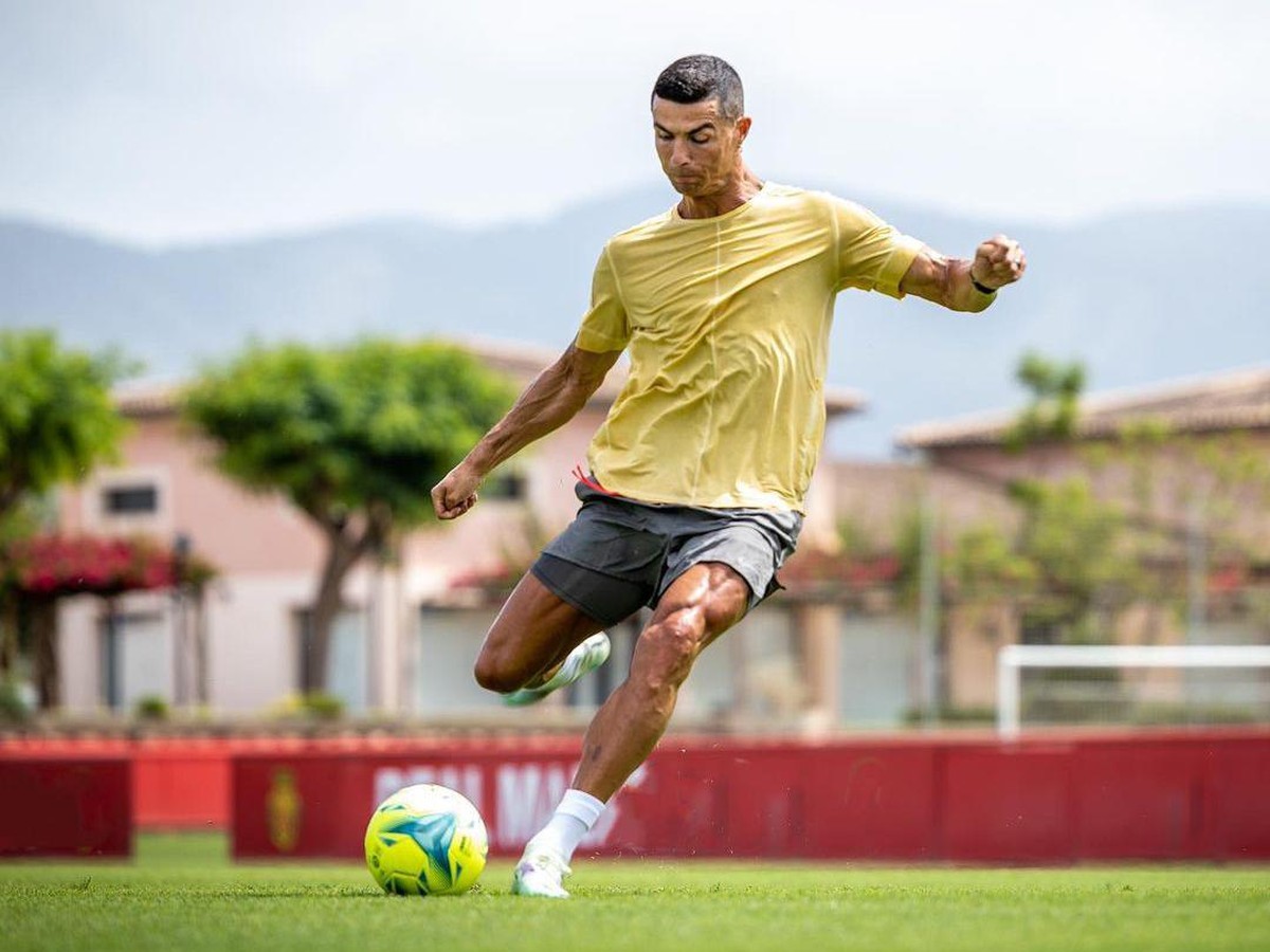 Liburannya Cristiano Ronaldo: Tetap Bawa Bola (Instagram/cristiano)
