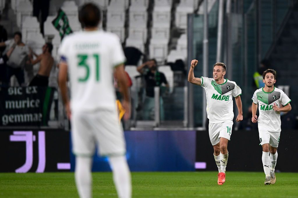 ALLIANZ STADIUM, TURIN, ITALY - 2021/10/27: Davide Frattesi (C) of US Sassuolo celebrates with Maxime Lopez (R) of US Sassuolo  after scoring a goal during the Serie A football match between Juventus FC and US Sassuolo. US Sassuolo won 2-1 over Juventus FC. (Photo by Nicolò Campo/LightRocket via Getty Images)