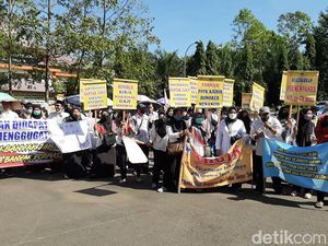 Doa Guru Honorer Tasik di Atas Aspal hingga Tekad Mogok Ngajar