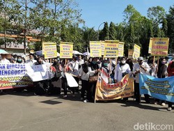 Doa Guru Honorer Tasik di Atas Aspal hingga Tekad Mogok Ngajar