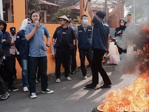Aksi Mahasiswa Tuntut Transparansi Aset Kota di Kota Sukabumi Aksi Mahasiswa Tuntut Transparansi Aset Kota di Kota Sukabumi