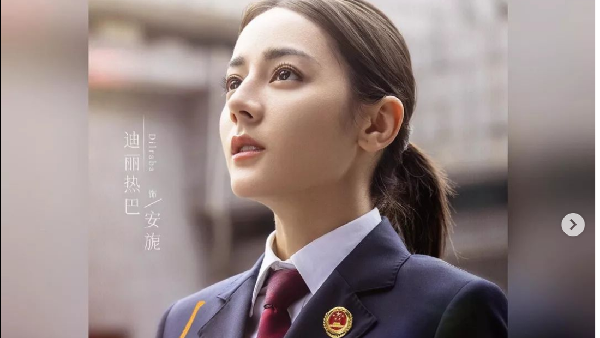 7 Pesona Dilraba Dilmurat, Wanita Tercantik di Dunia Pakai Seragam Jaksa