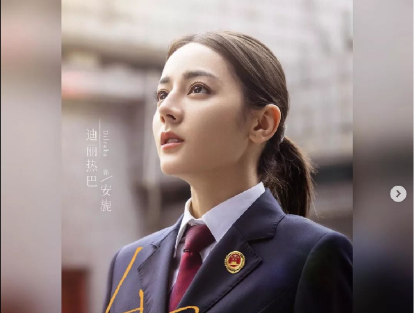 7 Pesona Dilraba Dilmurat, Wanita Tercantik di Dunia Pakai Seragam Jaksa