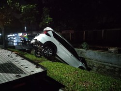 Mobil Dikendarai Emak-emak Nyemplung ke Selokan di Perumahan Bogor