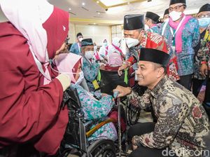 Tangis Walkot Eri Titip Doa untuk Surabaya saat Lepas 545 Calon Jemaah Haji