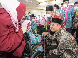 Tangis Walkot Eri Titip Doa untuk Surabaya saat Lepas 545 Calon Jemaah Haji
