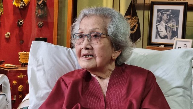 Highlight Dunia Hiburan InsertLive : Meriyati Roeslani Istri Jenderal Hoegeng Rayakan Ultah ke-100, Dirayakan Puan Maharani hingga Megawati Soekarnoputri