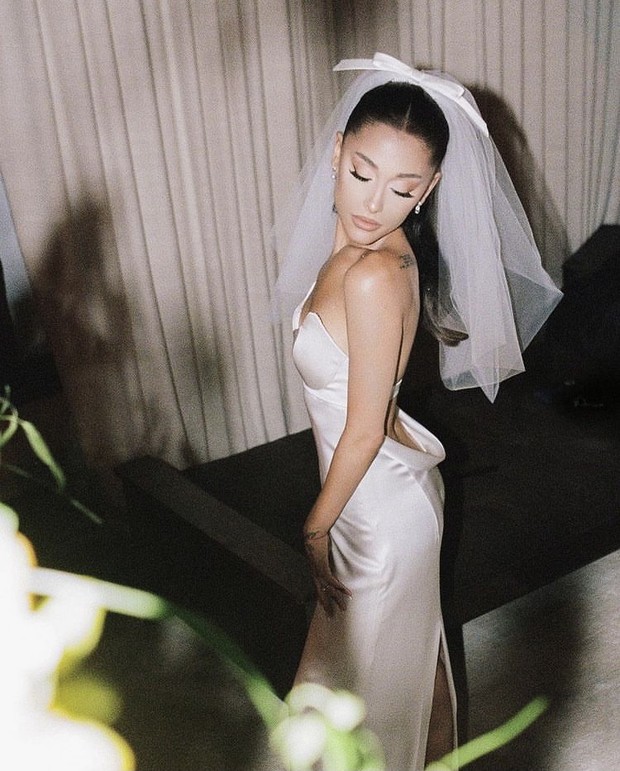 Ariana Grande kenakan gaun Vera Wang di pernikahannya/