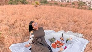 Gaya Kece Ayu Anjani Saat Kulineran hingga Piknik di Pantai