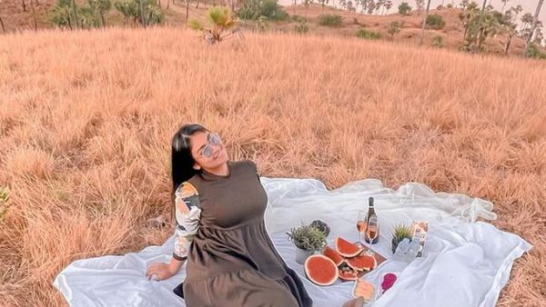 Gaya Kece Ayu Anjani Saat Kulineran hingga Piknik di Pantai