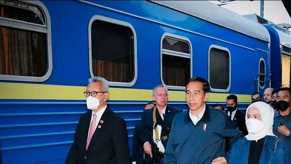 8 Gaya Hijab Iriana Saat Dampingi Jokowi ke Ukraina, Peluk Korban Perang