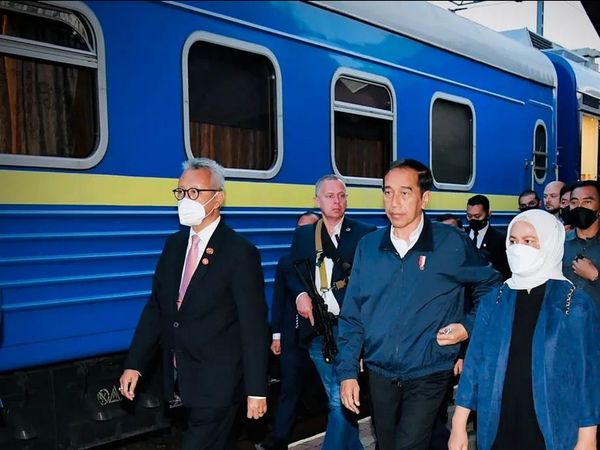 8 Gaya Hijab Iriana Saat Dampingi Jokowi ke Ukraina, Peluk Korban Perang