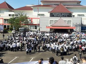 Pemkab Tasik Minta Guru Honorer Tak Mogok Ngajar Pemkab Tasik Minta Guru Honorer Tak Mogok Ngajar