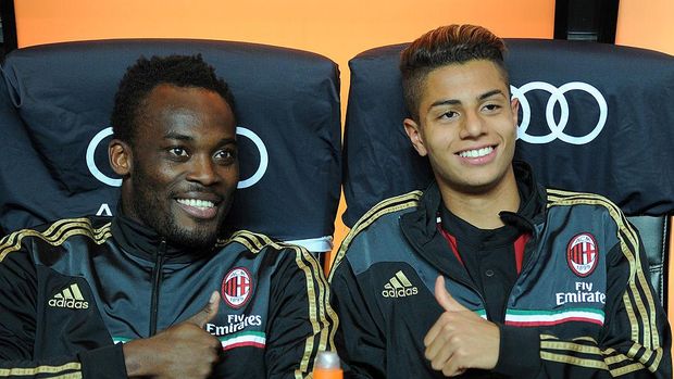 MILAN, ITALY - MAY 18:  Michael Essien (L) and Hachim Mastour of AC Milan prior to the Serie A match between AC Milan and US Sassuolo Calcio at San Siro Stadium on May 18, 2014 in Milan, Italy.  (Photo by Claudio Villa/Getty Images)