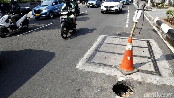 Hati-hati! Ada Jalan Berlubang di Gunawarman, Jaksel