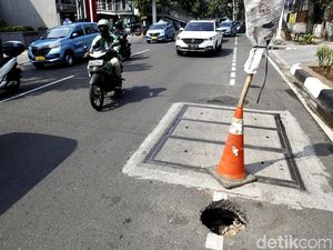 Hati-hati! Ada Jalan Berlubang di Gunawarman, Jaksel Hati-hati! Ada Jalan Berlubang di Gunawarman, Jaksel
