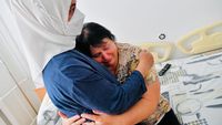 Momen Pelukan Iriana Jokowi ke Warga Ukraina di RS Kyiv