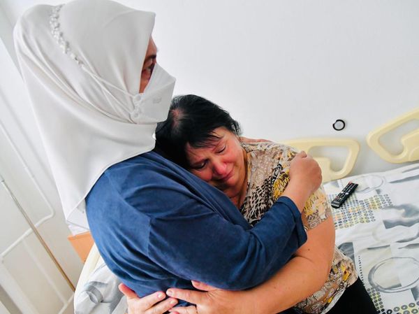 Momen Pelukan Iriana Jokowi ke Warga Ukraina di RS Kyiv