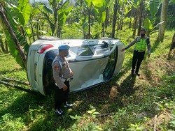 Sopir Lengah, X-Over Nyemplung ke Kebun Sedalam 2 Meter di Karanganyar
