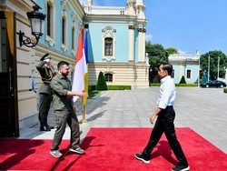 Risiko Glorifikasi Misi Perdamaian Jokowi