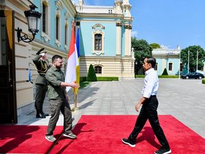 Risiko Glorifikasi Misi Perdamaian Jokowi Risiko Glorifikasi Misi Perdamaian Jokowi