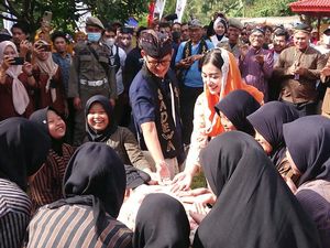 Sandiaga Cublak-cublak Suweng Saat Kunjungi Desa Pandean Trenggalek