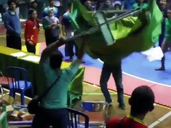 Detik-detik Viral Laga Silat Jember Vs Surabaya Berakhir Ricuh-Meja Dirusak