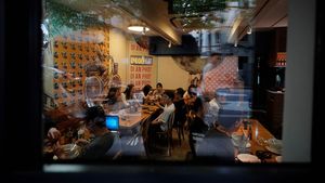 Lockdown Dicabut, Warga Shangai Ramai-ramai Makan di Restoran