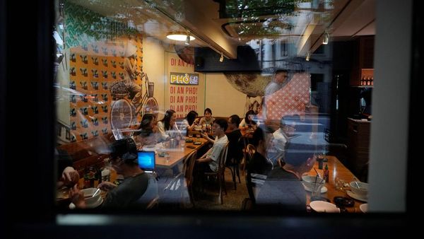 Lockdown Dicabut, Warga Shangai Ramai-ramai Makan di Restoran