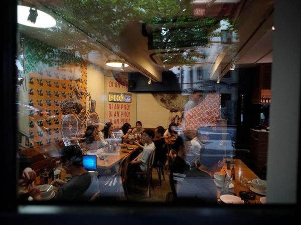 Lockdown Dicabut, Warga Shangai Ramai-ramai Makan di Restoran