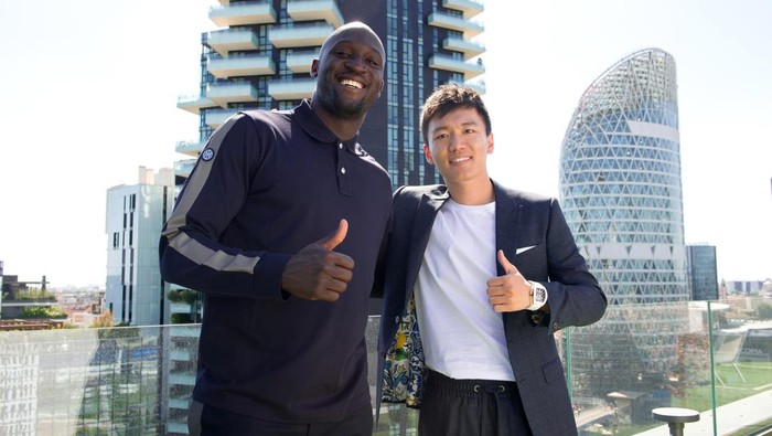 MILAN, ITALY - JUNE 29: (L-R) Romelu Lukaku of FC Internazionale and president of FC Internazionale Steven Zhang pose for a picture at FC Internazionale headquarters on June 29, 2022 in Milan, Italy. (Photo by Mattia Pistoia - Inter/Inter via Getty Images)