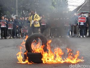 Aksi Mahasiswa Bandung Bakar Ban Tolak RKUHP!