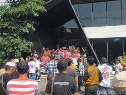 Massa Demo Holywings Surabaya yang Sudah Tutup, Tuntut Izin Usaha Dicabut