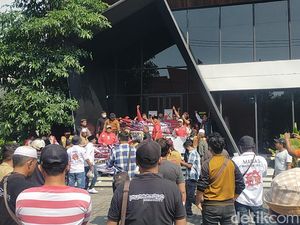 Massa Demo Holywings Surabaya yang Sudah Tutup, Tuntut Izin Usaha Dicabut Massa Demo Holywings Surabaya yang Sudah Tutup, Tuntut Izin Usaha Dicabut