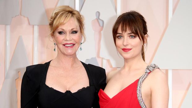 HOLLYWOOD, CA - FEBRUARY 22: (L-R) Melanie Griffith and Dakota Johnson arrive at the 87th Annual Academy Awards at Hollywood & Highland Center on February 22, 2015 in Los Angeles, California. (Photo by Dan MacMedan/WireImage)