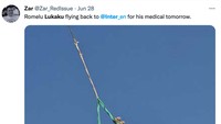 Chelsea mengangkut Lukaku diangkat begini, seperti menggotong binatang dengan helikopter. (Foto: Twitter @Redissue)