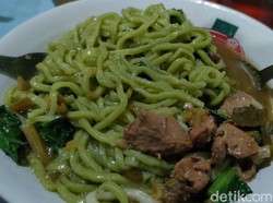 Menjajal Mi Ayam Hijau yang Lagi Populer di Garut