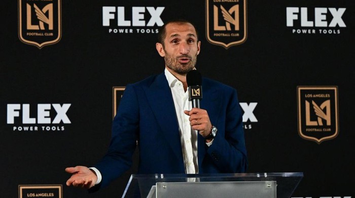 Momen Giorgio Chiellini Resmi Diperkenalkan Los Angeles FC Giorgio Chiellini poses with his jersey at a press conference introducing his arrival to Major League Soccer club Los Angeles FC (LAFC) on June 29, 2022 in Los Angeles. - The former Juventus defender joins LAFC on July 1. (Photo by Frederic J. BROWN / AFP) (Photo by FREDERIC J. BROWN/AFP via Getty Images)