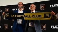 Giorgio Chiellini (kiri) dan manajer umum LAFC John Thorrington berpose memegang syal LAFC.