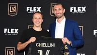 Bek Giorgio Chiellini (kanan) berpose dengan pelatih kepala Steven Cherundolo setelah Chiellini diperkenalkan oleh Los Angeles Football Club.
