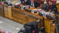 Momen Wakil Ketua Banggar DPR Terjatuh Saat Rapat Paripurna
