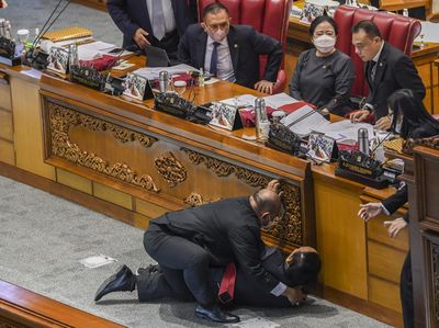 Momen Wakil Ketua Banggar DPR Terjatuh Saat Rapat Paripurna