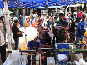Warga Malang Serbu Operasi Minyak Goreng Curah dengan Syarat KTP
