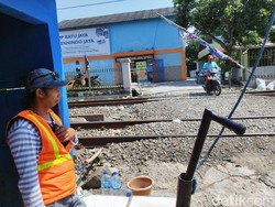 Kisah Penjaga Perlintasan KA Liar Modal Mata Telanjang, Kasih Kode Pakai HT