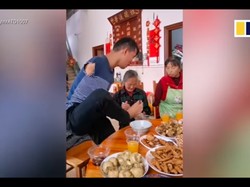 Petani Tanpa Tangan Ini Mampu Memasak Pakai Kakinya