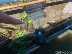 Ada Pipa Diduga Bocor hingga  Air Menyembur Kencang di Delanggu